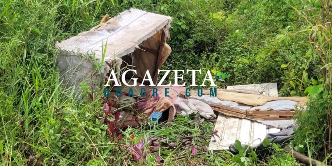 URGENTE: Corpo de homem enrolado em lençol é encontrado em terreno no antigo Distrito Industrial