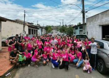Após a carreata pela cidade, Ítala, os amigos e familiares se reuniram em frente à casa da sua mãe (Foto: Cedida)