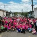 Após a carreata pela cidade, Ítala, os amigos e familiares se reuniram em frente à casa da sua mãe (Foto: Cedida)