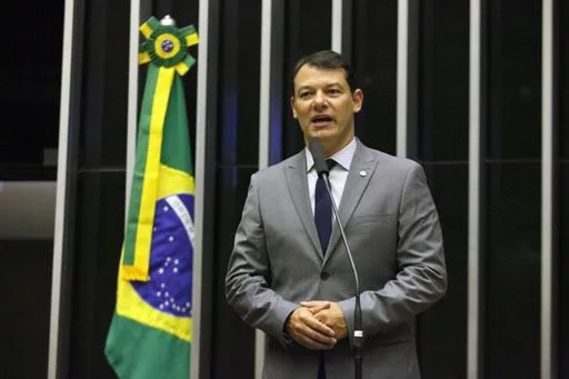 Roberto Duarte apresenta projeto para proibir cobrança de religação de água e luz no país