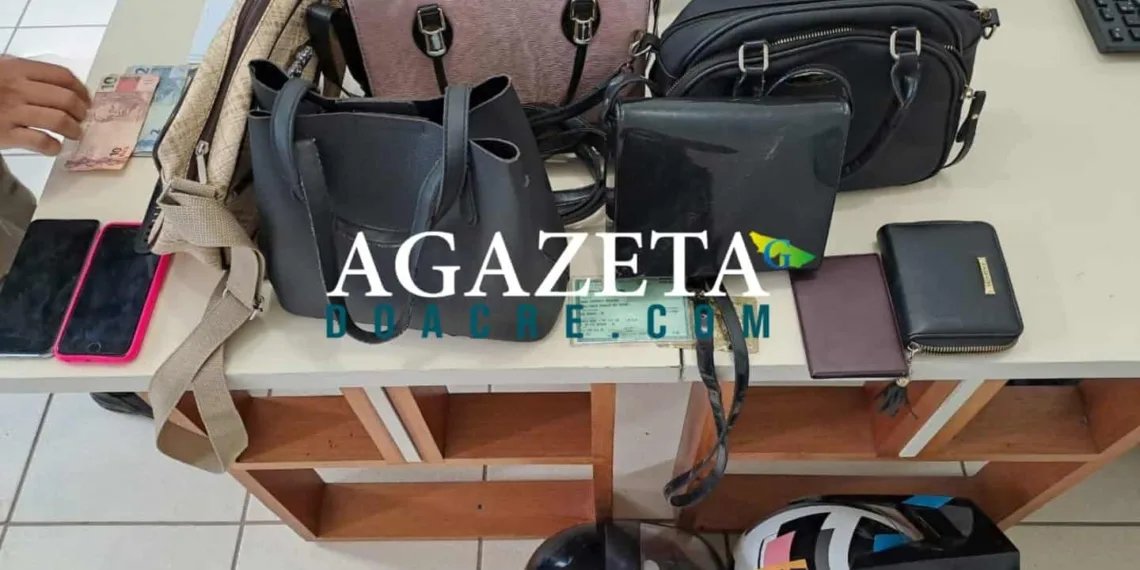 Bandido rouba bolsa de mulher, mas é preso após vítima rastrear aparelho de celular
