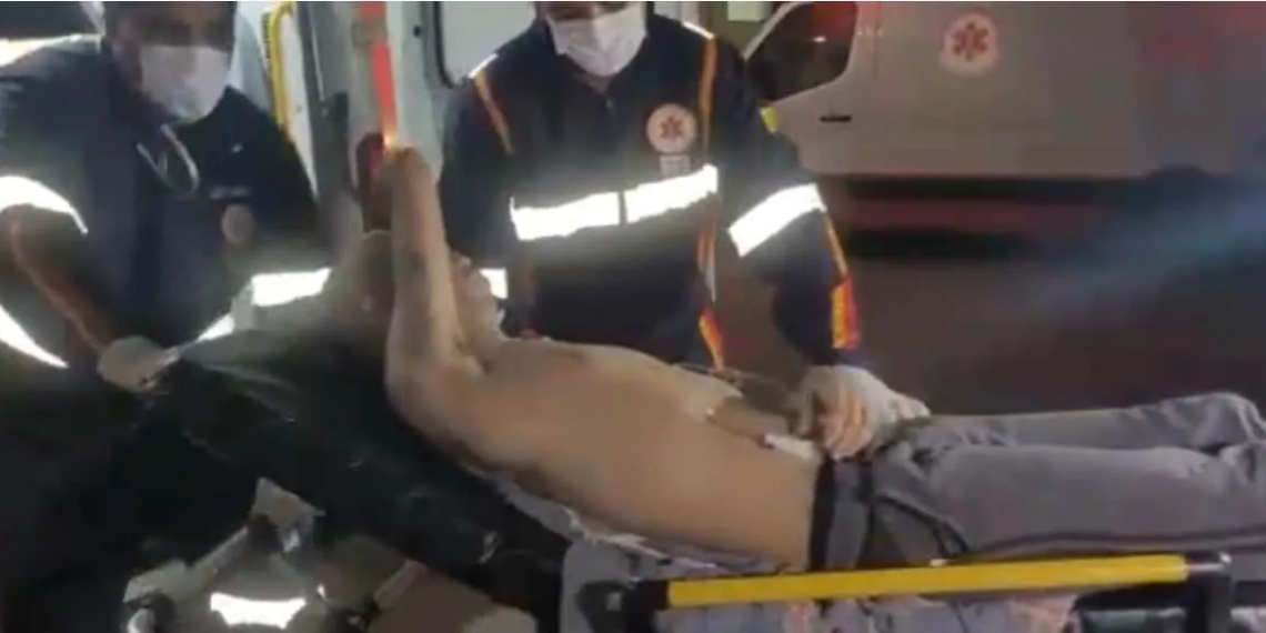 Cabelereiro é esfaqueado nas costas enquanto caminhava em Rio Branco