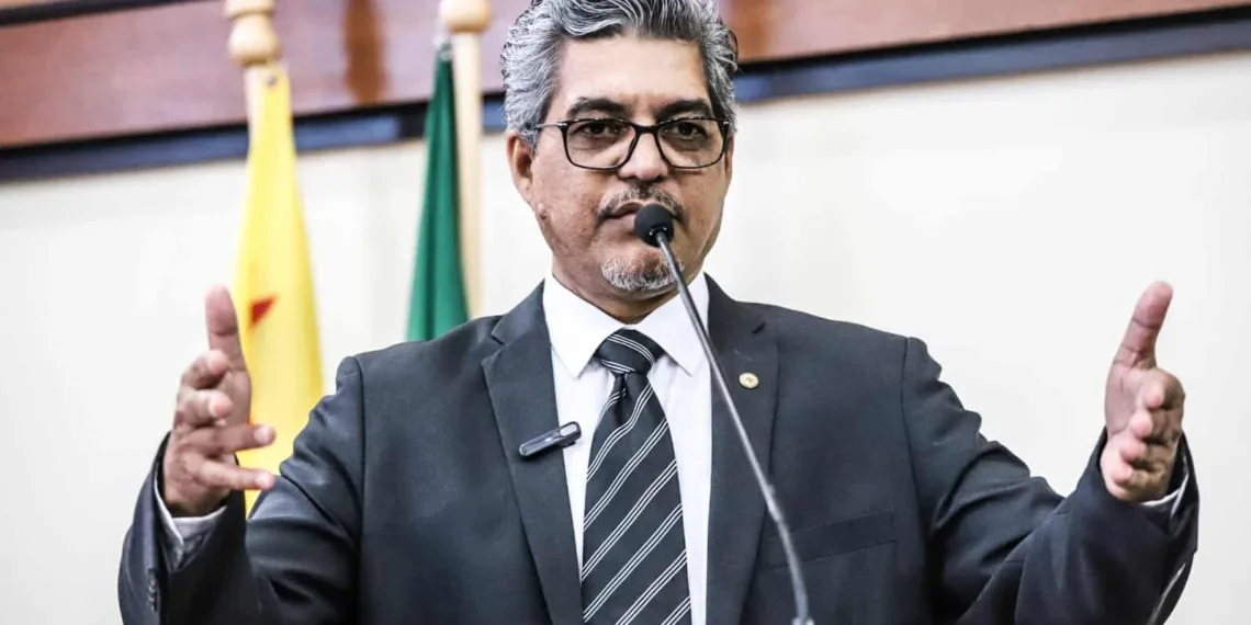 Edvaldo Magalhães comemora implantação do piso nacional do magistério e defende reestruturação da tabela para 10%
