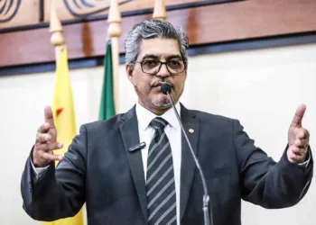 Edvaldo Magalhães comemora implantação do piso nacional do magistério e defende reestruturação da tabela para 10%