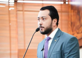 'Criaram mais cargos comissionados e agora o cidadão paga a conta?', questiona deputado sobre aumento do ICMS no Acre