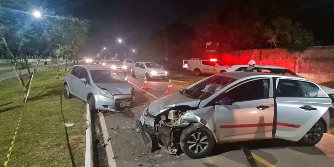 Em Rio Branco, motorista de aplicativo faz conversão proibida e deixa passageiro ferido