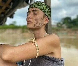 Atriz global Maria Casadevall participa de retiro espiritual em aldeia indígena no interior do Acre