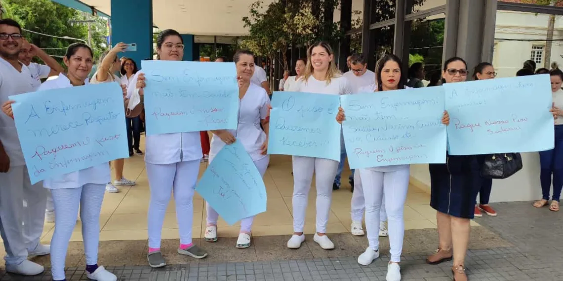 Enfermeiros protestam por reajuste no piso salarial da categoria; greve está marcada para março