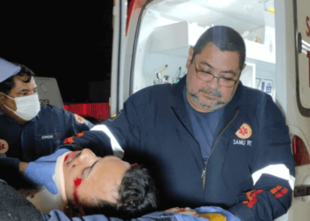 Jovens sofrem acidente ao dirigir moto em zigue-zague na Chico Mendes