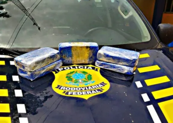 PRF prende duas pessoas que transportavam 6kg de droga em táxi na BR-364