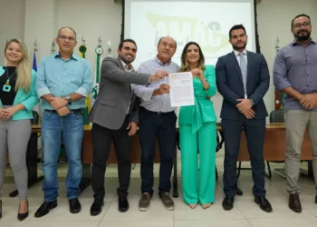 Junta Comercial e Associação dos Municípios do Acre assinam termo para desburocratização de registro empresarial