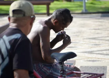 O drama das pessoas em situação de rua e os desafios do poder público para amenizar o 'abismo' social na Capital acreana
