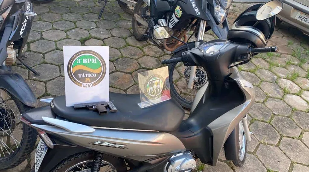 PM apreende menor com arma de fogo e recupera motocicleta roubada