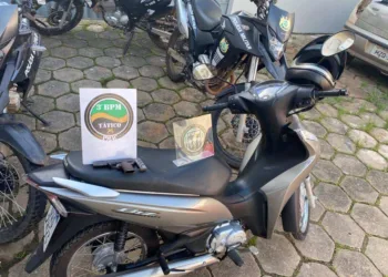 PM apreende menor com arma de fogo e recupera motocicleta roubada