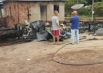 Botija de gás explode e destrói casa de madeira em Porto Acre