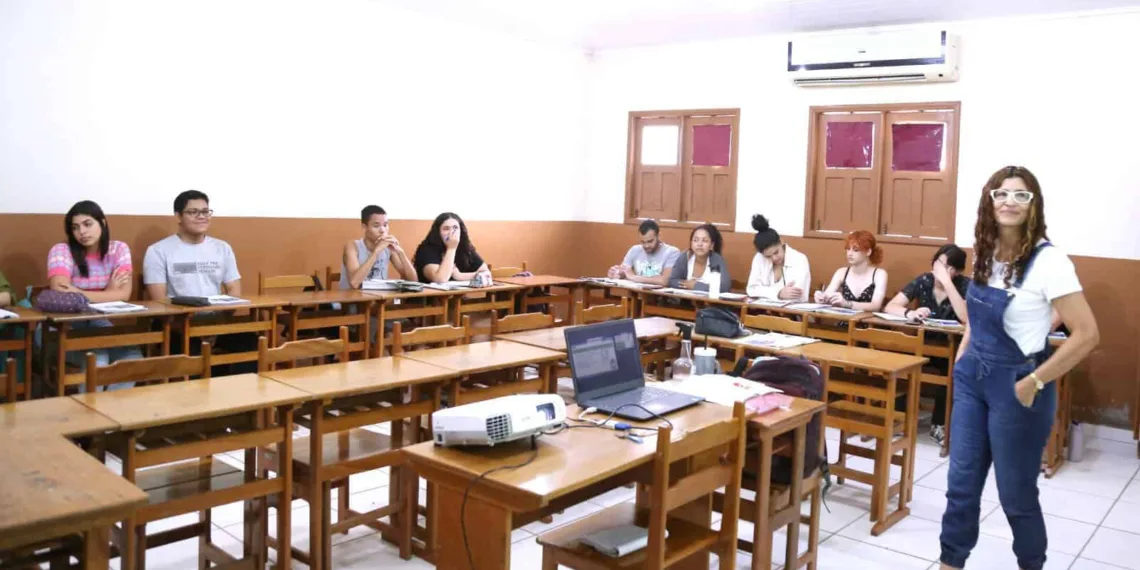 Alunos durante aula de língua inglesa no CEL. Foto: Mardilson Gomes/Arquivo SEE