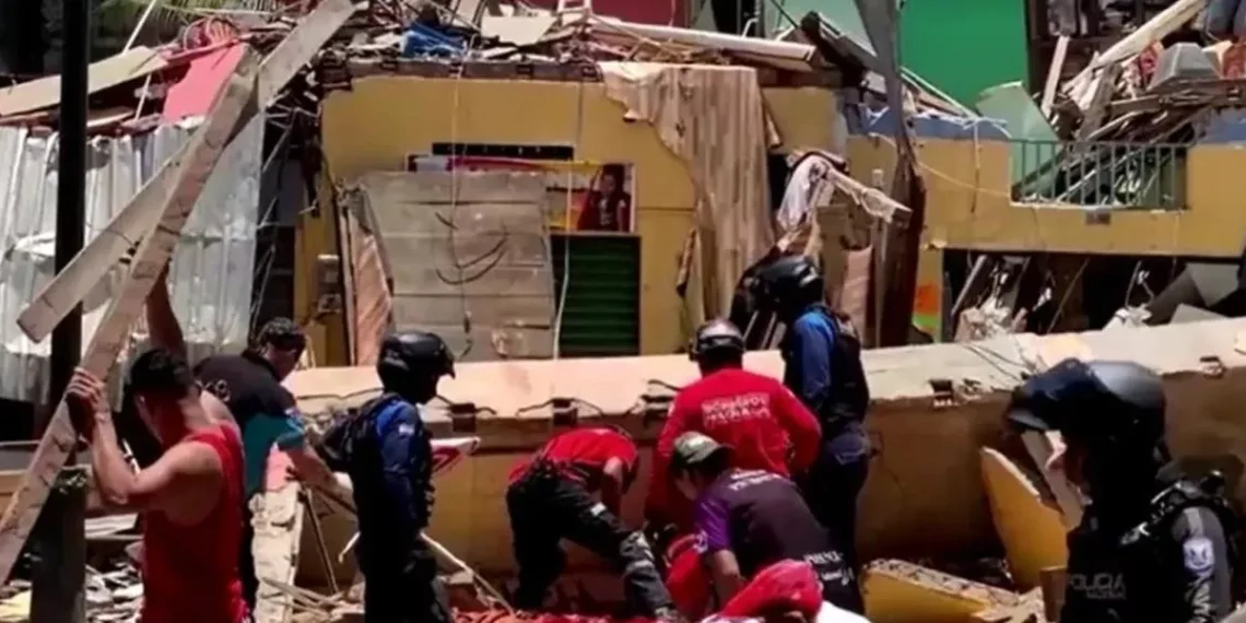 Equipes buscam sobreviventes após terremoto no Equador (Foto: Reprodução)