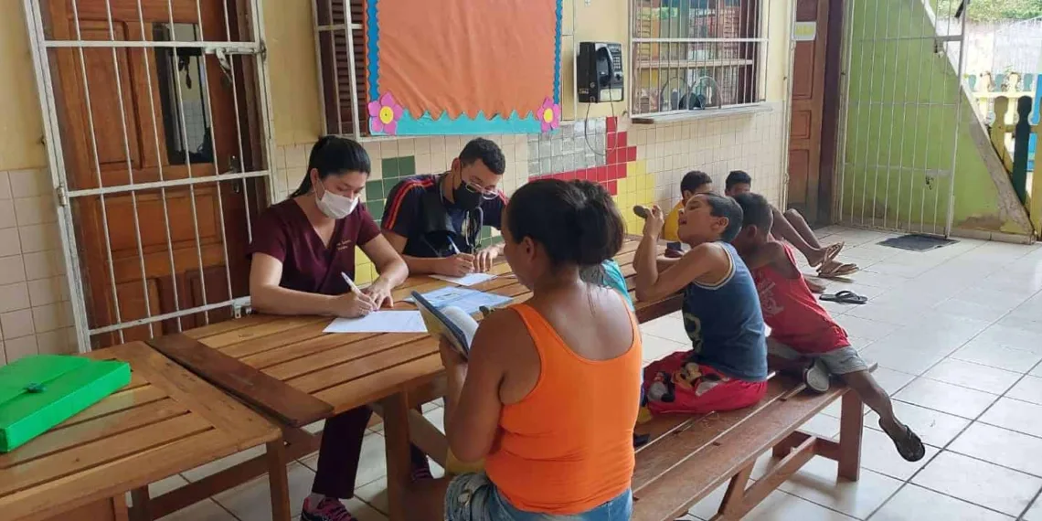 Alunos do internato de Medicina da Ufac atendem vítimas das enchentes