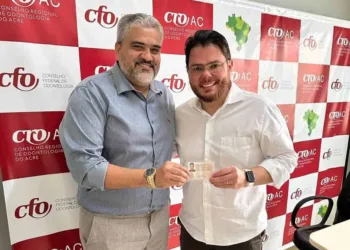 O cirurgião-dentista Júlio Paulo Neto recebendo certificado de especialista em harmonização orofacial. 

Foto: Cedida
