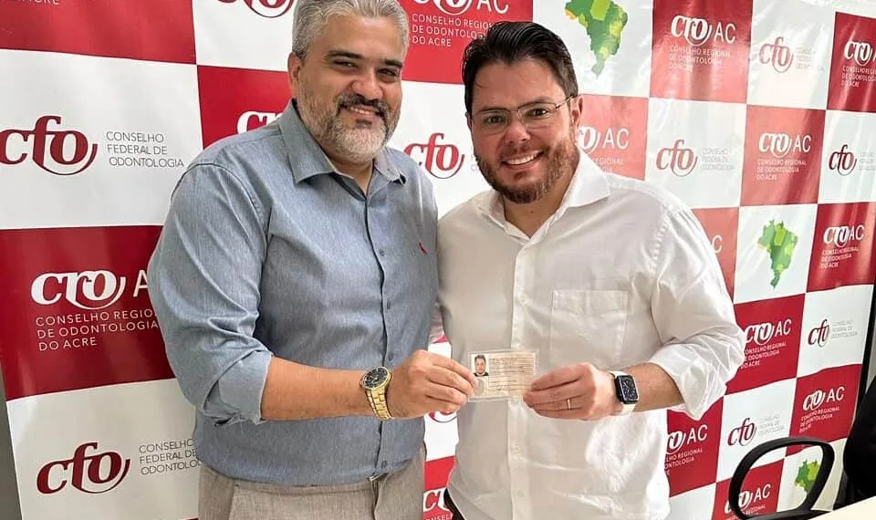 O cirurgião-dentista Júlio Paulo Neto recebendo certificado de especialista em harmonização orofacial. 

Foto: Cedida