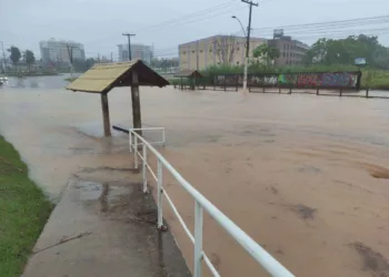 Forte chuva causa inundação em pelo menos cinco bairros de Rio Branco; veja imagens