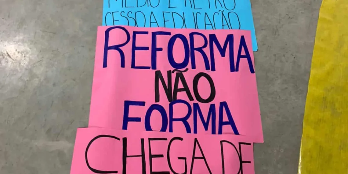 Oficina de faixas e cartazes pela revogação do Novo Ensino Médio que aconteceu nessa quinta-feira, 16, na Ufac. Foto: Cedida.