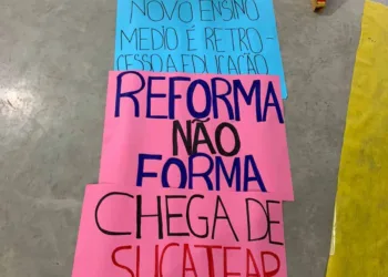Oficina de faixas e cartazes pela revogação do Novo Ensino Médio que aconteceu nessa quinta-feira, 16, na Ufac. Foto: Cedida.