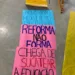 Oficina de faixas e cartazes pela revogação do Novo Ensino Médio que aconteceu nessa quinta-feira, 16, na Ufac. Foto: Cedida.