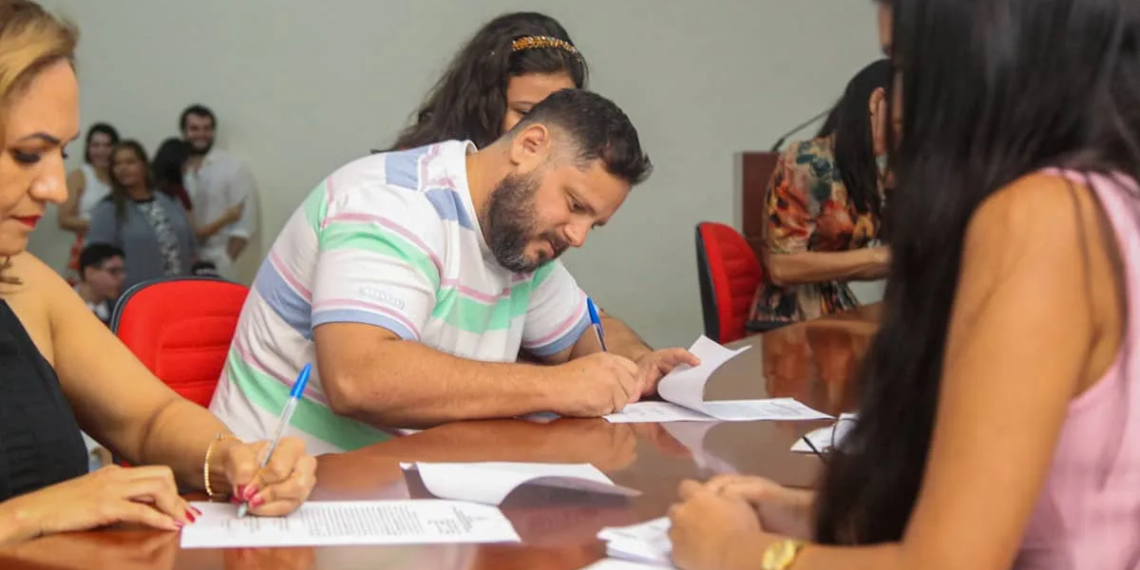 Em menos de um mês, mais 132 servidores passaram a integrar o quadro de professores permanentes do Estado.