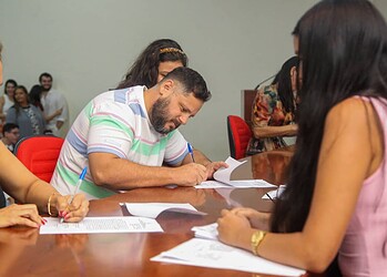 Em menos de um mês, mais 132 servidores passaram a integrar o quadro de professores permanentes do Estado.