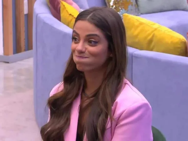 Key Alves se choca ao saber que participantes do reality mexicano tomam banho pelados