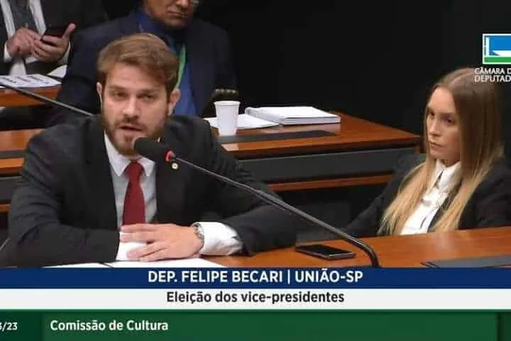 Ex-BBB Carla Diaz viraliza na internet ao acompanhar o noivo em sessão na Câmara dos Deputados