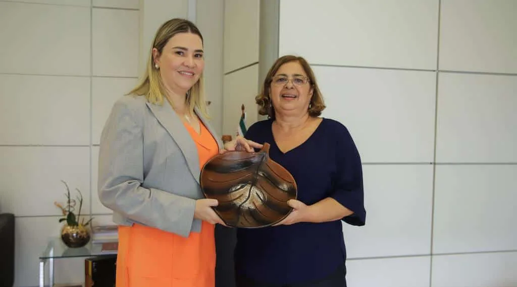 A ministra foi presenteada com uma peça artesanal do Acre. Foto: cedida