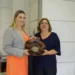 A ministra foi presenteada com uma peça artesanal do Acre. Foto: cedida