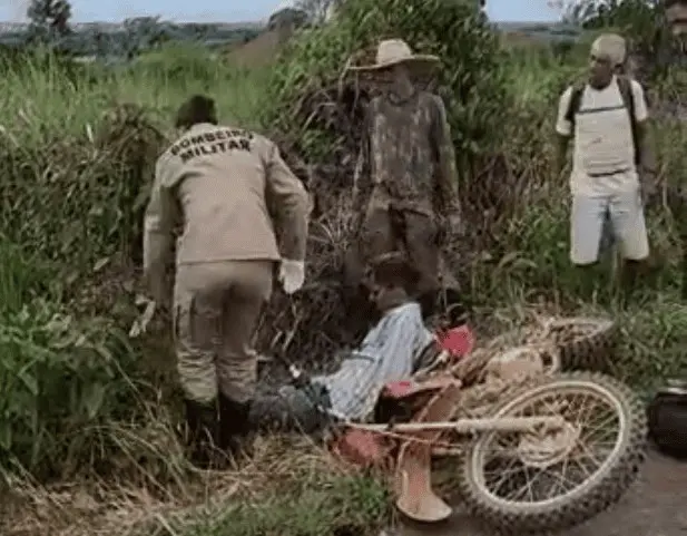 Batida entre motos deixa jovem de 22 anos com fratura exposta no Interior do Acre 1 Batida entre motos deixa jovem de 22 anos com fratura exposta no Interior do Acre