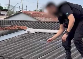 PF aparece em telhado de residência pegando celular jogado por alvo da Ptolomeu; veja esse e outros vídeos da operação