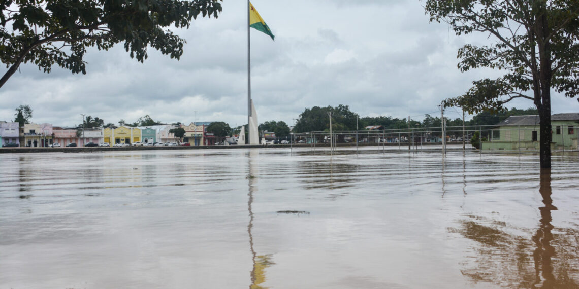 Rio Acre ultrapassou a cota de transbordamento e segue sendo monitorado. Foto: Felipe Freire/Secom