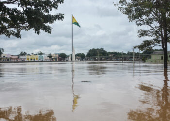 Rio Acre ultrapassou a cota de transbordamento e segue sendo monitorado. Foto: Felipe Freire/Secom