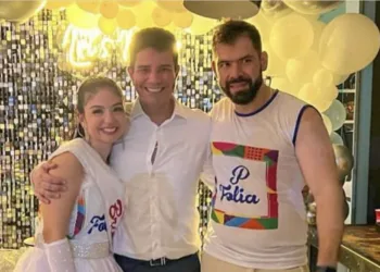 Médico Pedro Pascoal e a empresária Patrícia Parente selaram compromisso de noivado em festa intimista