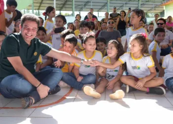 Gladson anuncia volta às aulas com distribuição de tablets; veja o vídeo