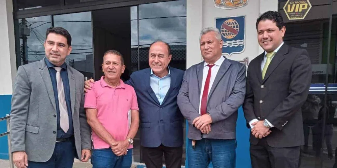 Bocalom entrega na Câmara projeto que garante 15% de reajuste salarial para professores de Rio Branco