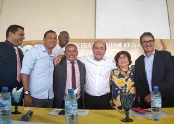 Bocalom se emociona durante entrega de uniformes aos alunos da rede municipal de ensino