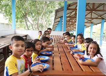 Alunos na hora da merenda escolar. Foto: Mardilson Gomes/SEE