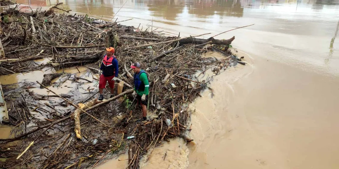 Ponte Metálica é interditada para retirada de balseiros em Rio Branco