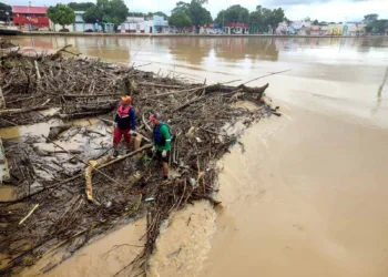 Balseiros começam a ser retirados para evitar danos à estrutura de pontes em Rio Branco