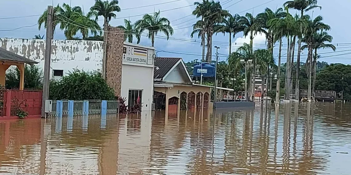 Em Brasiléia e Epitaciolândia, Rio Acre começa a dar sinais de vazantes e ponte é liberada