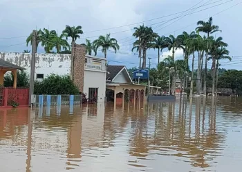 Em Brasiléia e Epitaciolândia, Rio Acre começa a dar sinais de vazantes e ponte é liberada