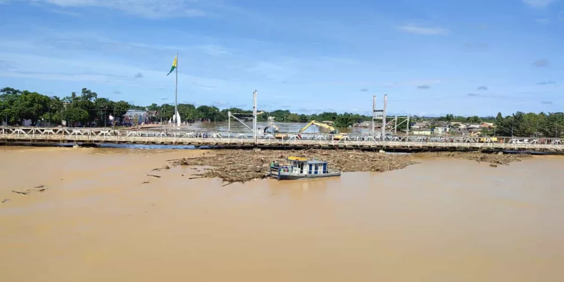 Mais de 200 toneladas de entulho foram recolhidos das pilastras da Ponte Metálica, diz Defesa Civil