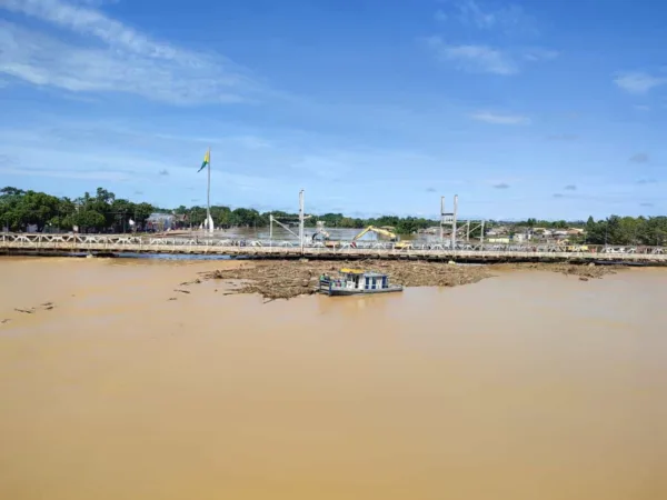 Mais de 200 toneladas de entulho foram recolhidos das pilastras da Ponte Metálica, diz Defesa Civil