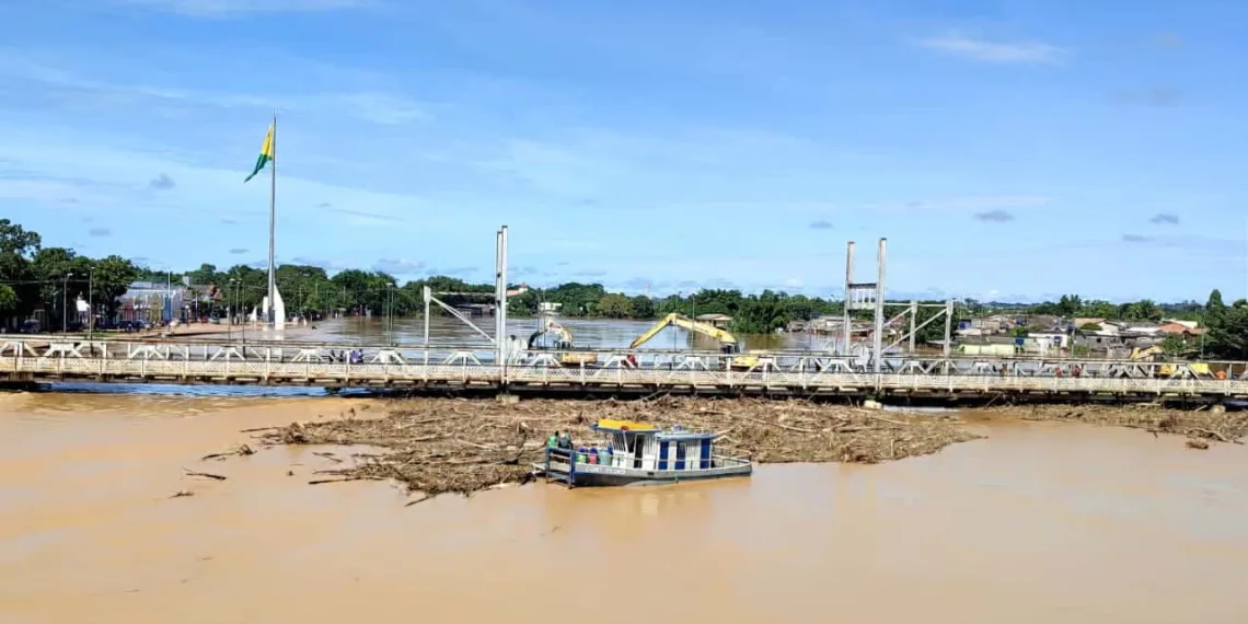 Após nova inspeção, ponte metálica continuará interditada até que o Rio Acre apresente vazante na Capital